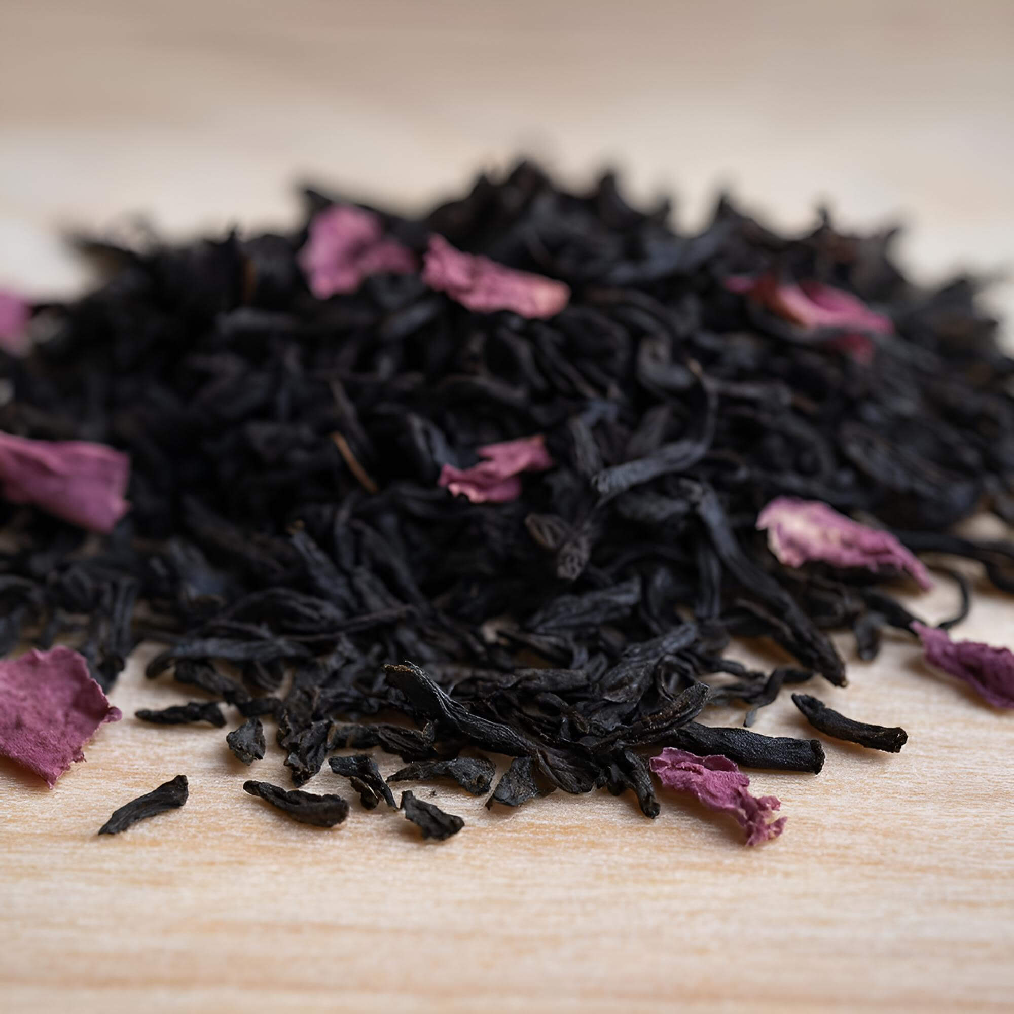 Battler Schwarzer Ceylon Tee „Rose & Black Currant“ – Frischer loser Schwarztee aus Sri Lanka in Metalldose 100g